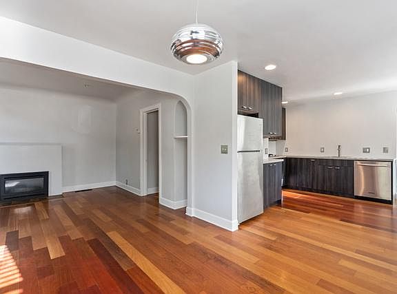 4th image of 843 E Wilshire Pl