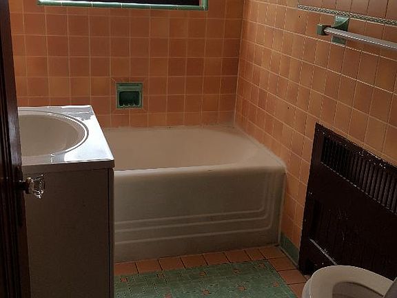 4th image of 4525 Roth Ave APT 1E