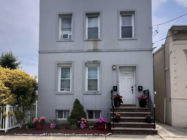 26 Green Ct, Lodi, NJ 07644