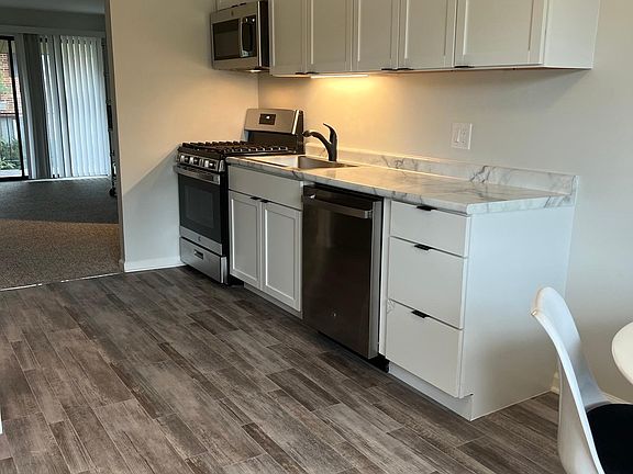 Kitchen W/Gas Cooking & Dishwasher