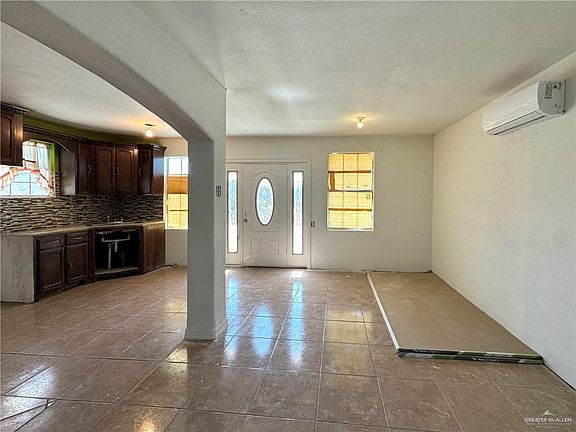 3rd image of 6611 Roulette St