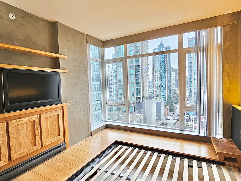 480 Robson St #906 — Photo 6