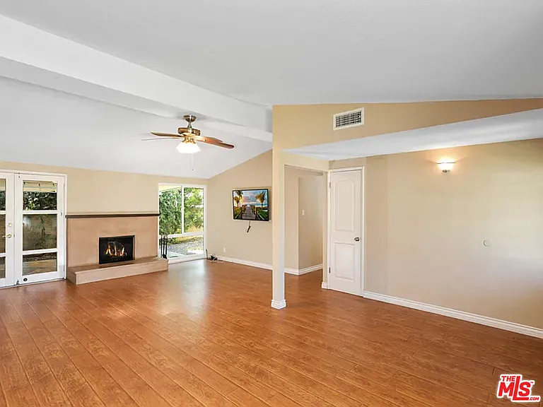 526 N Emerald Dr — Photo 14