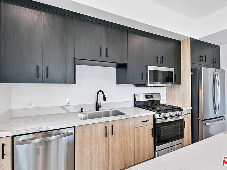 10842 Victory Blvd #201 — Photo 9