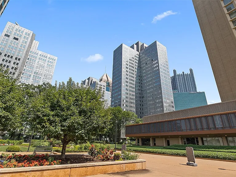 320 Fort Duquesne Blvd #10B — Photo 23