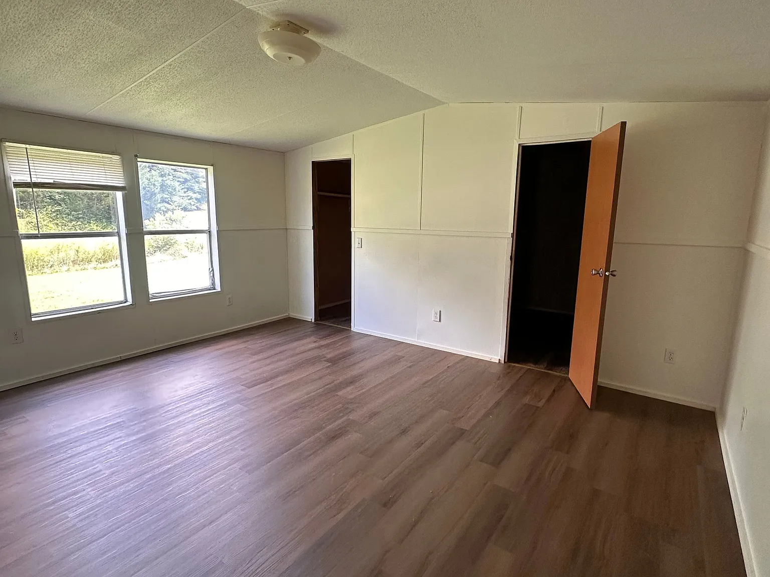 3 bed, 2.0 bath, 1216 sqft, $1,000 — Photo 2