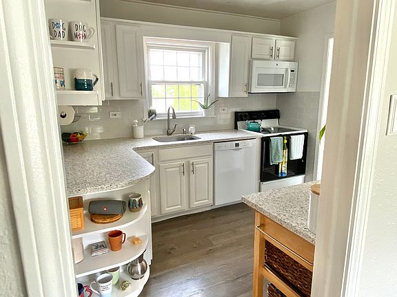 4th image of 2102 Laura Ln
