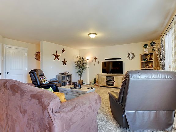 5th image of 1027 205th St E