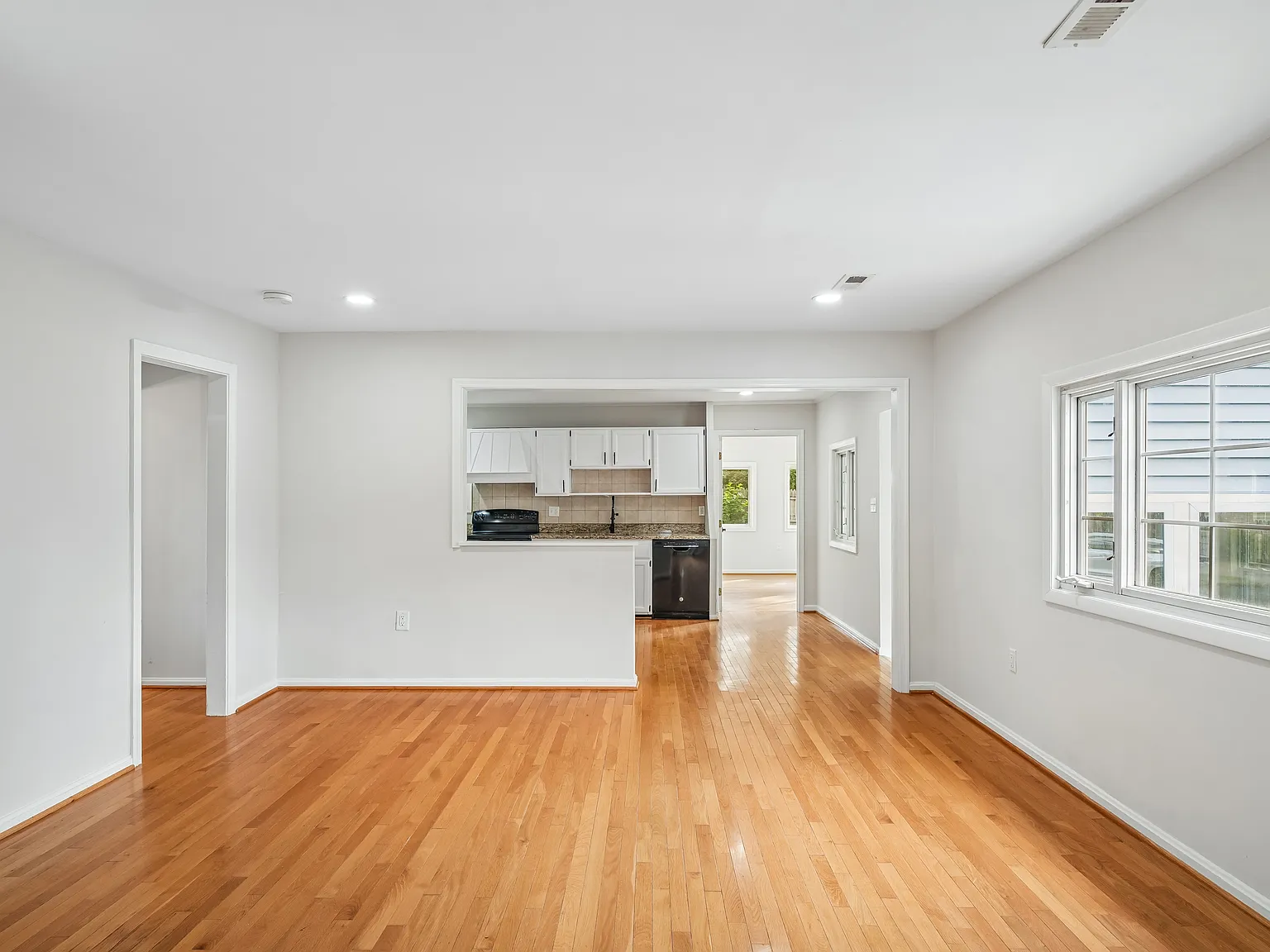 3 bed, 1117 sqft, $2,600 — Photo 4