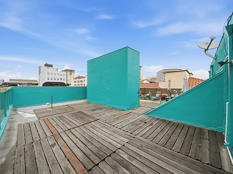 148 S Reeves Dr #8 — Photo 20