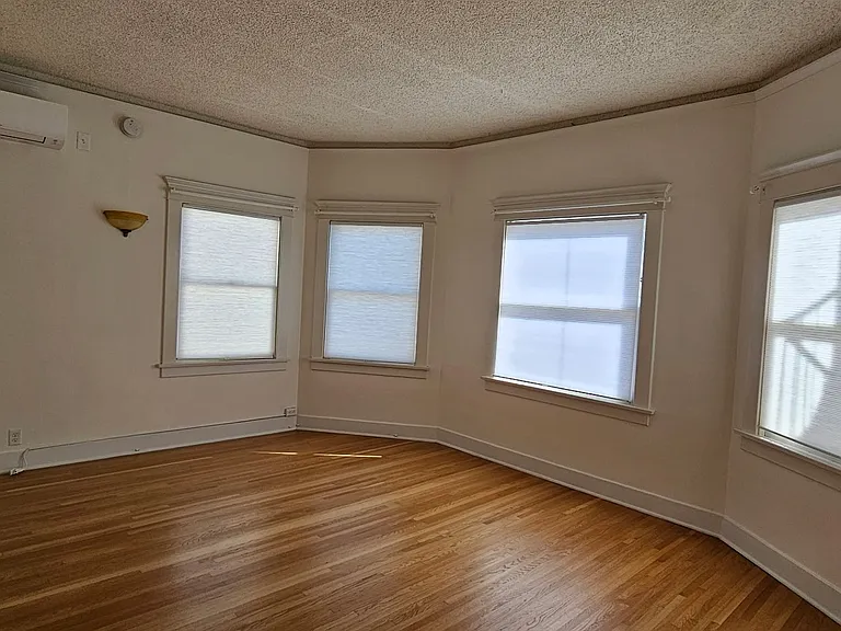 218 1/2 N Kenmore Ave — Photo 31