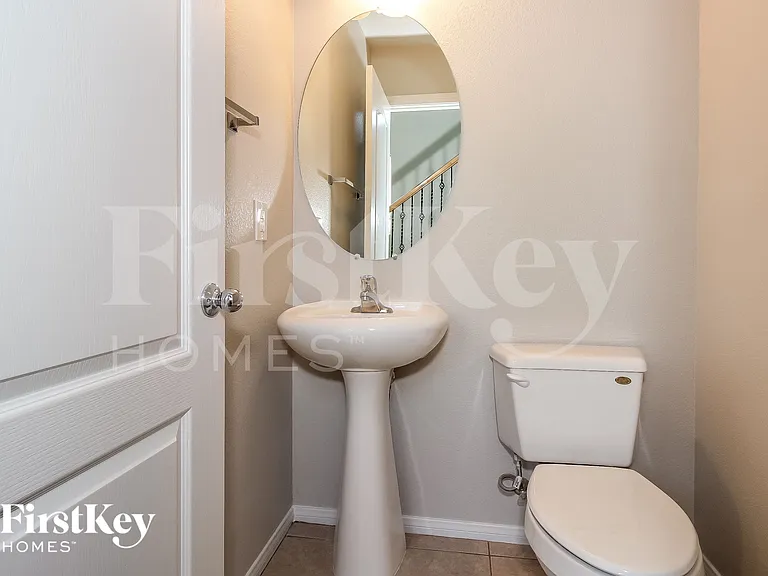 10552 Lessona St — Photo 15