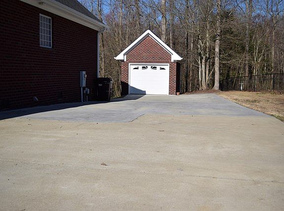4th image of 204 Clay Brooke Dr