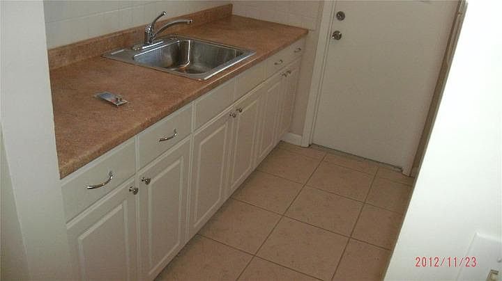 2nd image of 2127 Van Buren St #200