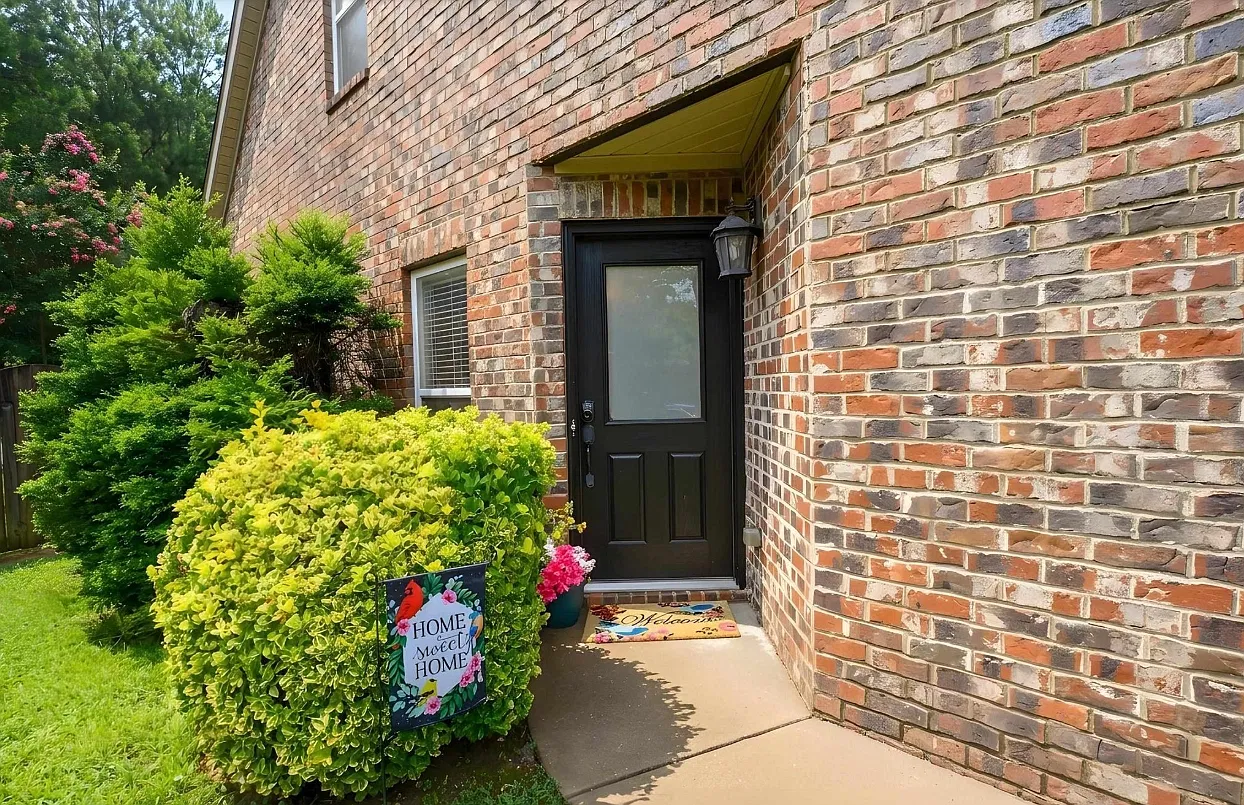 4 bed, 2.5 bath, 2210 sqft, $2,150 — Photo 3