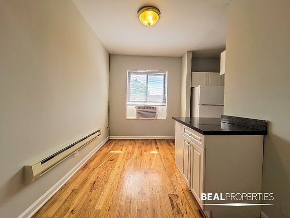 5th image of 3722.5 N Pine Grove Ave #3722X-2