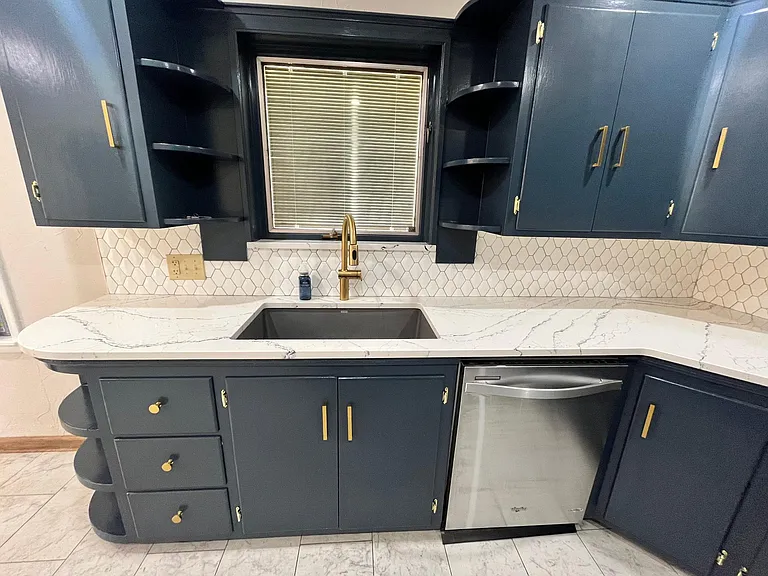 2526 W Broadway Ave — Photo 8