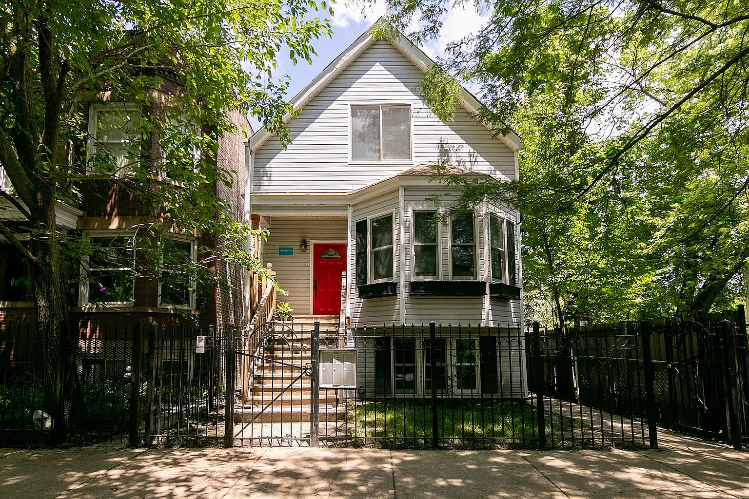 3 bed, 1130 sqft, $2,400 — Photo 1