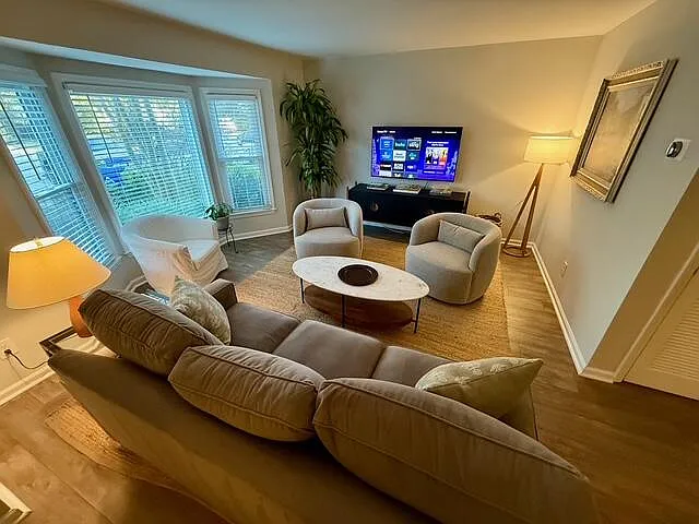 3 bed, 1.5 bath, 1138 sqft, $4,350 — Photo 3