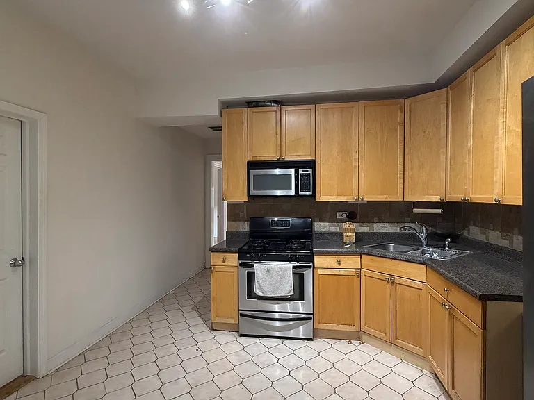 3319 W Berteau Ave #2 — Photo 4