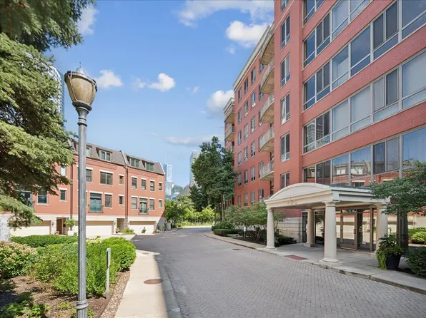 400 N Clinton St APT 207, Chicago, IL 60654