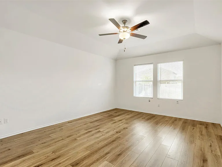 525 Sebring Cir — Photo 8