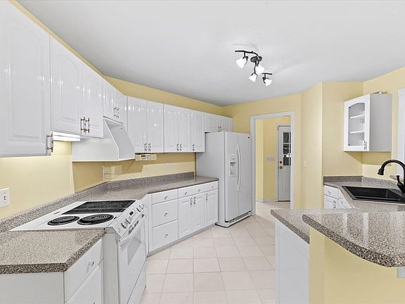 5th image of 3218 Leona Dr