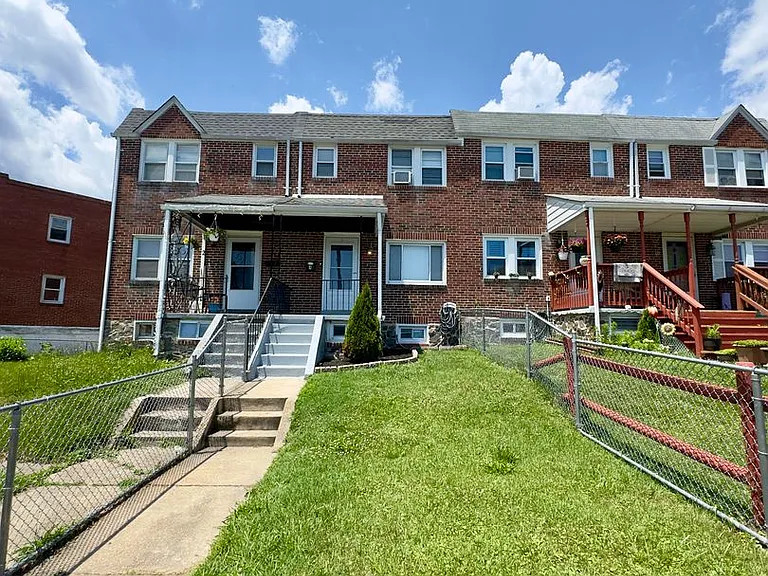 4 Warren Rd — Photo 1