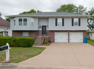 1243 Douglas Ct, Carthage, MO 64836