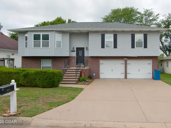 1243 Douglas Ct, Carthage, MO 64836
