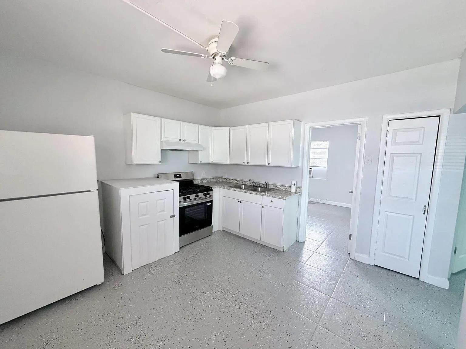 2 bed, 1.0 bath, 750 sqft, $1,800 — Photo 3