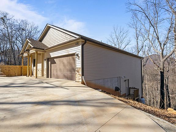 3rd image of 225 Aurora Ln