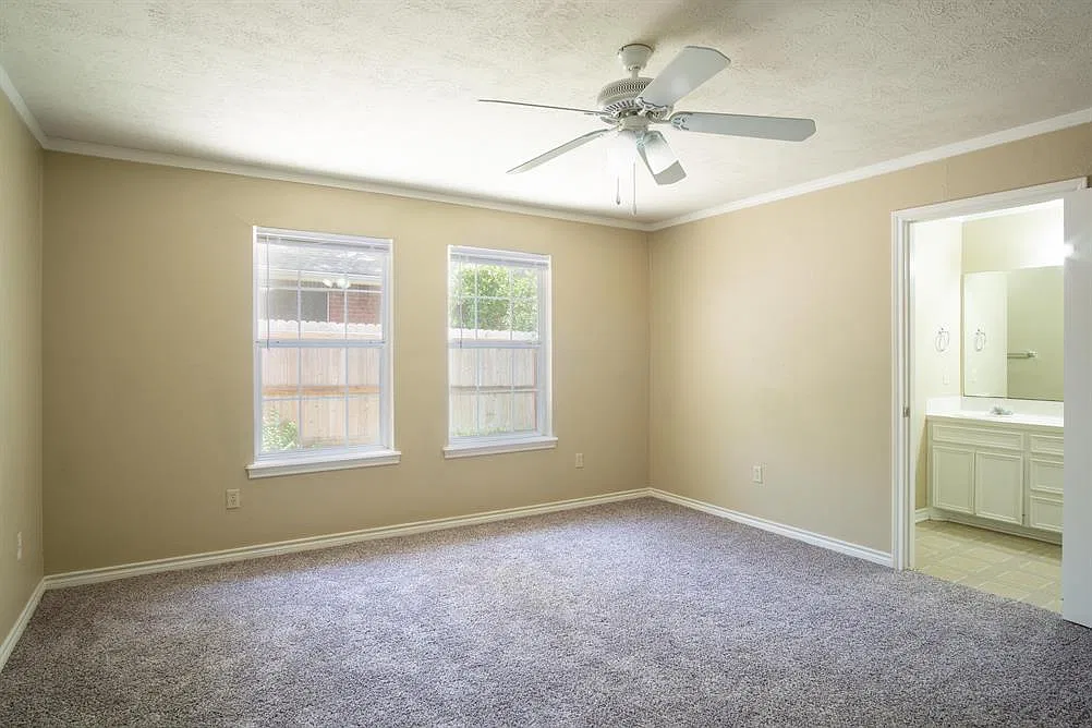 1200 Bayou Woods — Photo 4