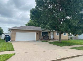 7 Meadow Ln, Kearney, NE 68845