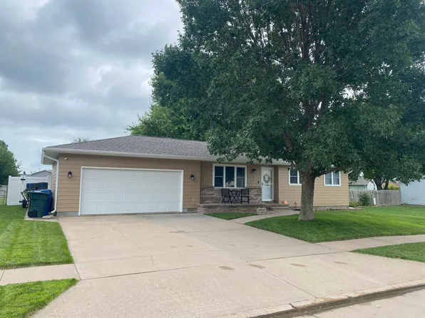 7 Meadow Ln, Kearney, NE 68845