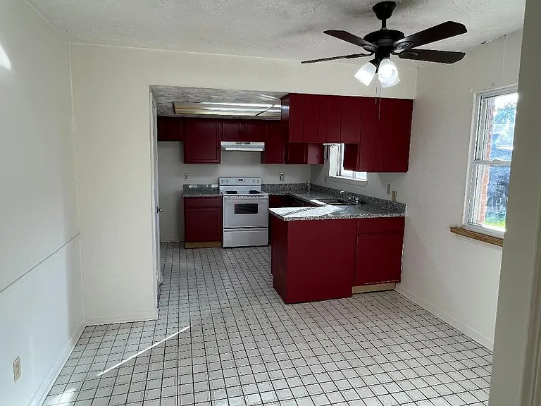 Kitchen, breakfast dining area