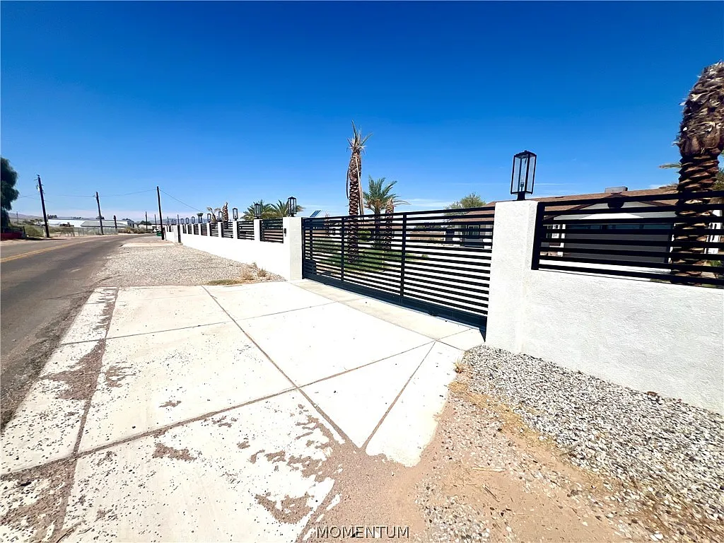 2 bed, 1000 sqft, $1,695 — Photo 2