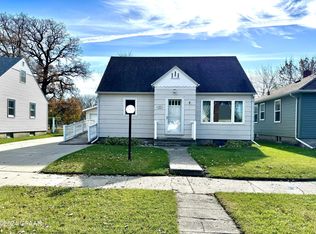 107 Park St E, Cavalier, ND 58220