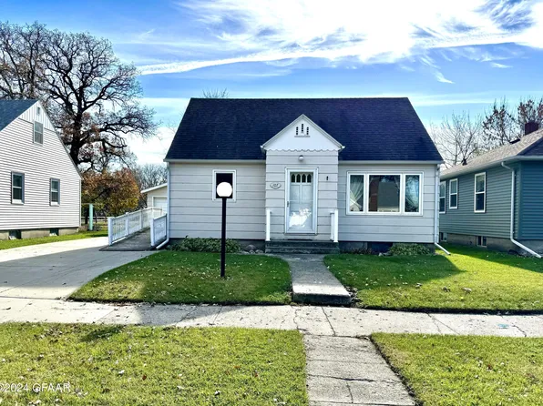 107 Park St E, Cavalier, ND 58220