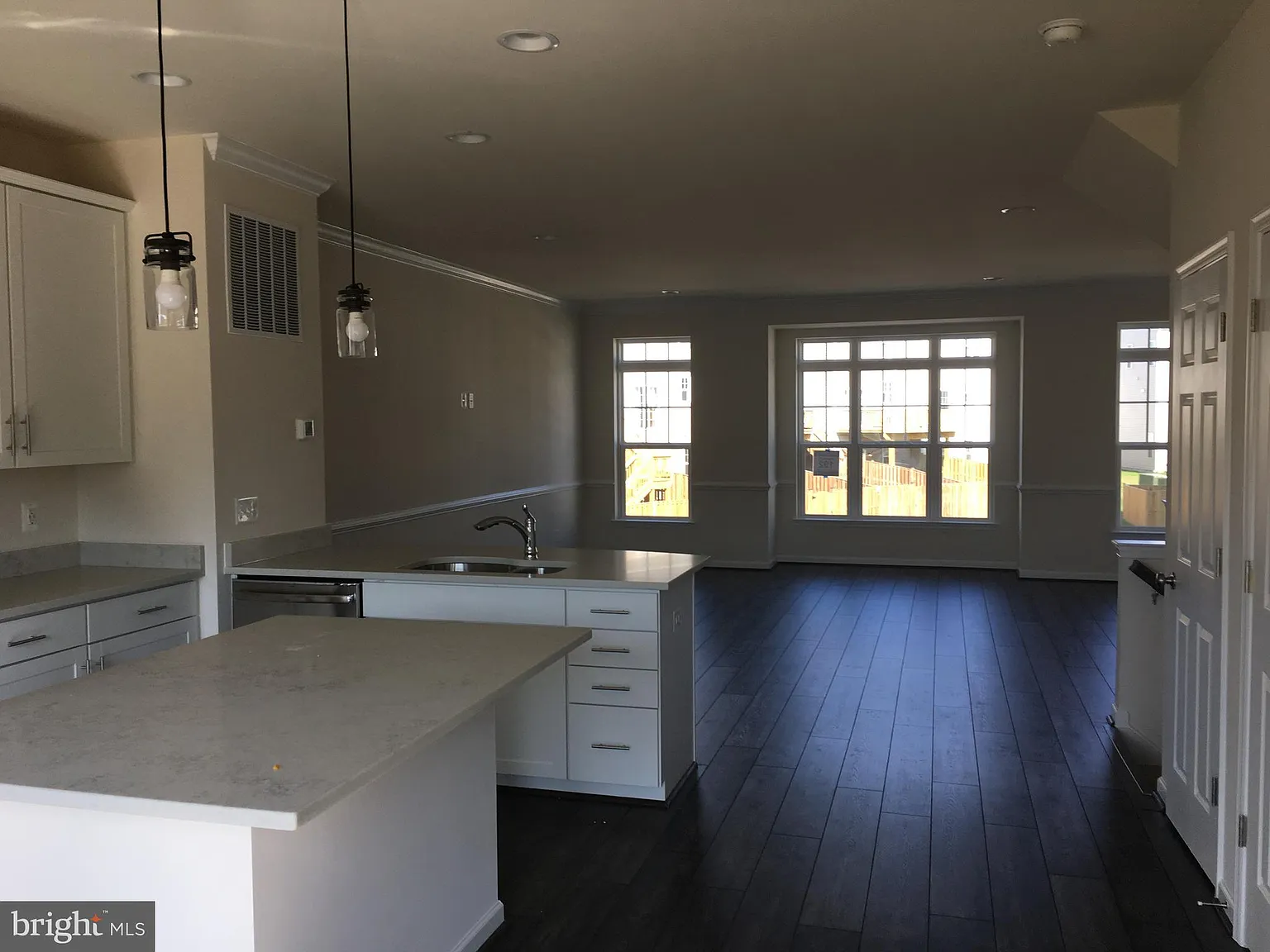 4 bed, 3.5 bath, 2136 sqft, $2,995 — Photo 4