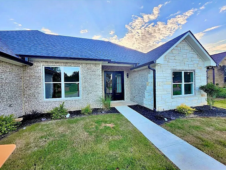 805 Woodridge Cir — Photo 2