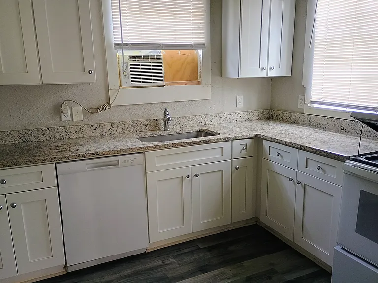 614 W Pyron Ave — Photo 7