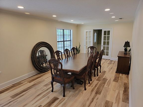 3rd image of 551 E Oak Ln