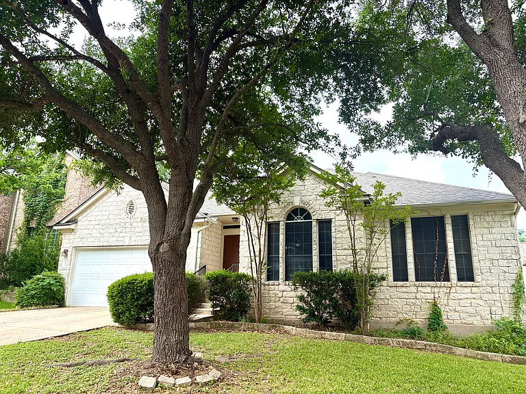 207 Kettleman Ln N — Photo 3