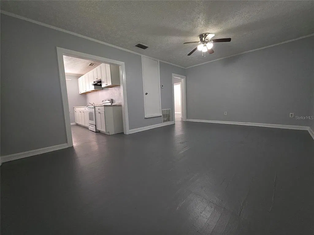 2 bed, 1.0 bath, 869 sqft, $1,065 — Photo 2