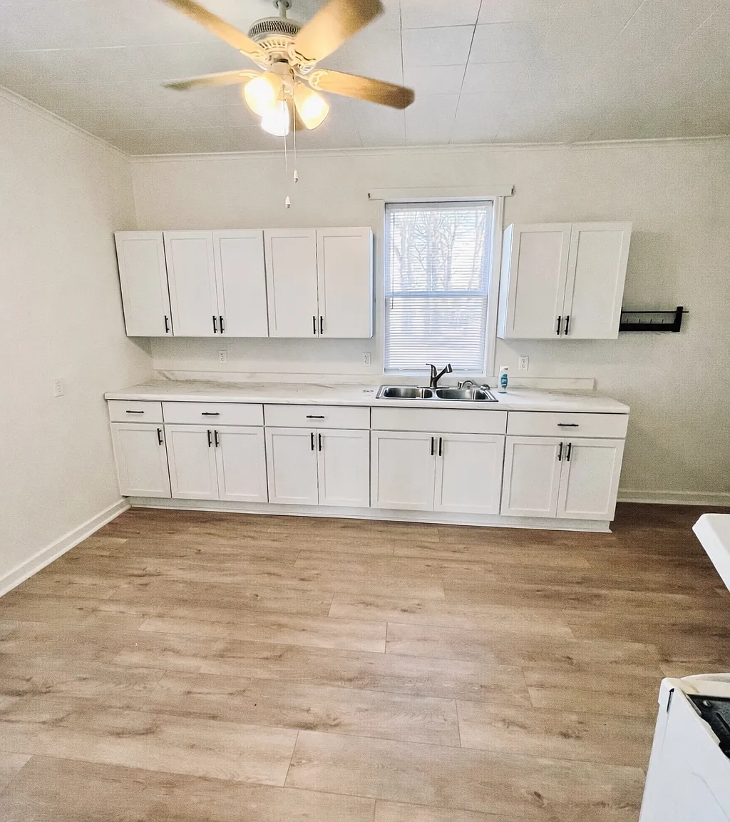 3 bed, 1000 sqft, $1,300 — Photo 1