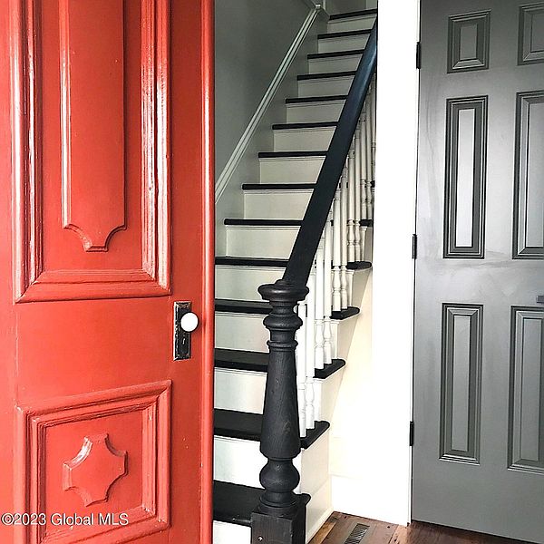 5th image of 213 ROBINSON Street
