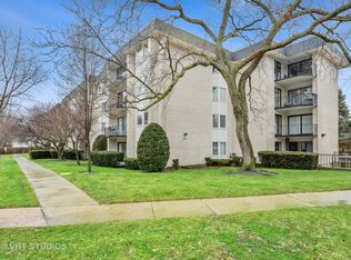 235 Ridge Rd APT 1E, Wilmette, IL 60091