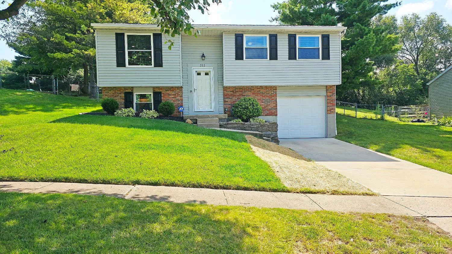 211 Westbrook Dr photo 1