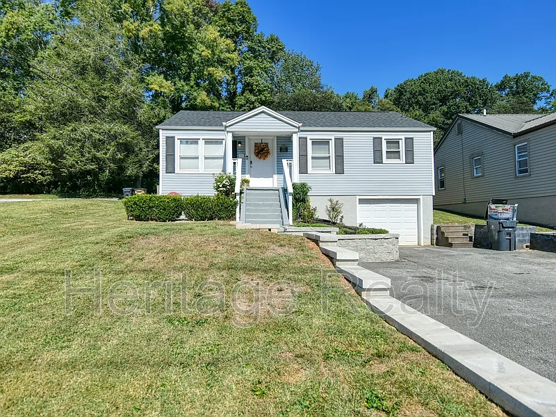 3 bed, 2.0 bath, 1396 sqft, $2,250 — Photo 2